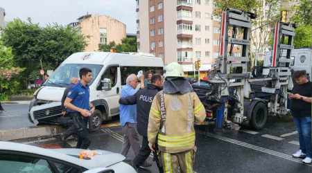 Beşiktaş'ta servis aracı ile otomobil çarpıştı