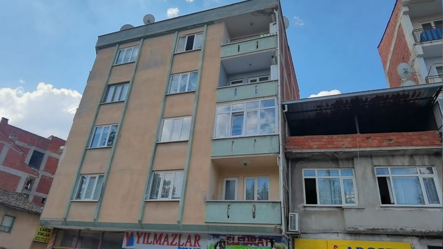 Beşinci kattan düşen 9 aylık bebek ağır yaralandı