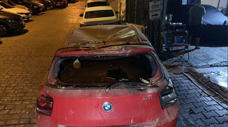 Beyoğlu'nda metruk binadan dökülen taşlar 3 aracı pert etti