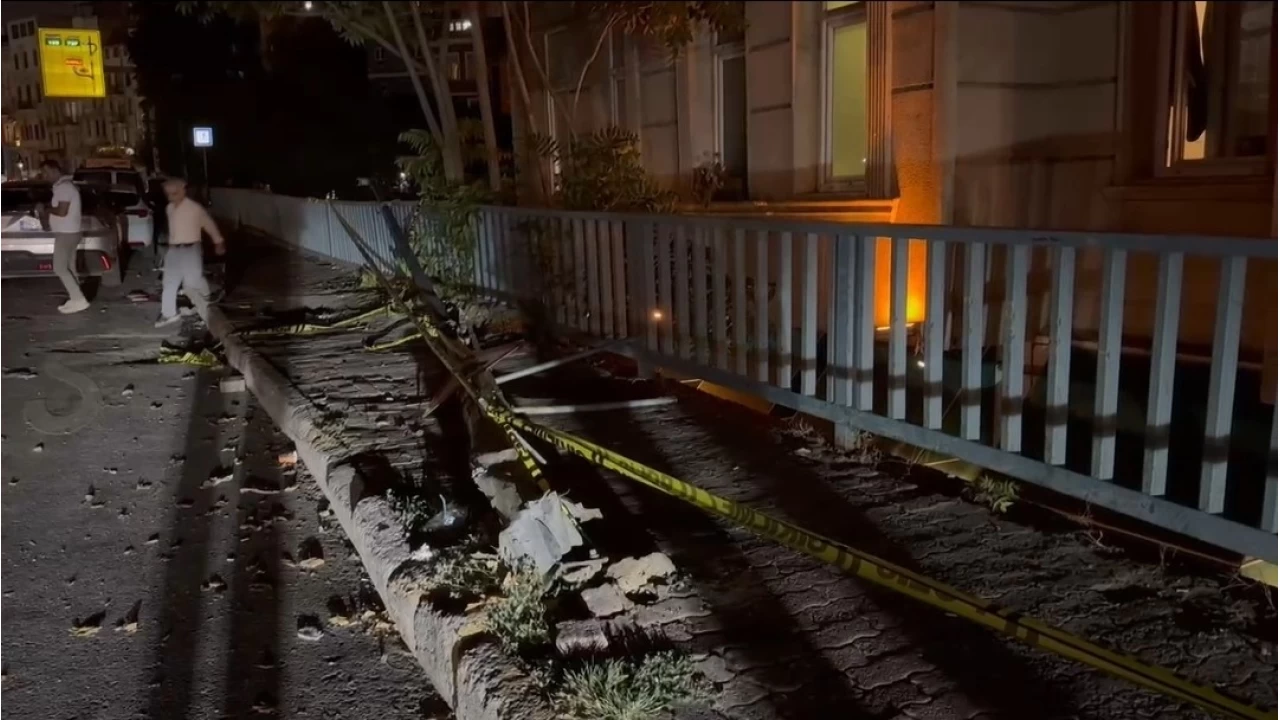 Beyo�lu'nda minib�s otob�se �arpt�: 2'si a��r 5 yaral�