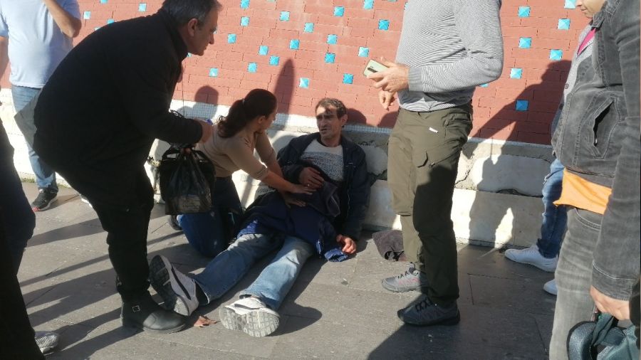 Bıçaklanan adamın yardımına sadece genç kadın koştu