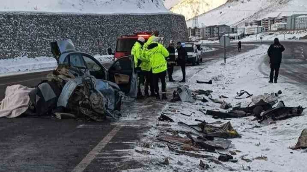 Bitlis'teki kazada otomobil ka��t gibi ezildi: 1 �l�, 2 yaral�