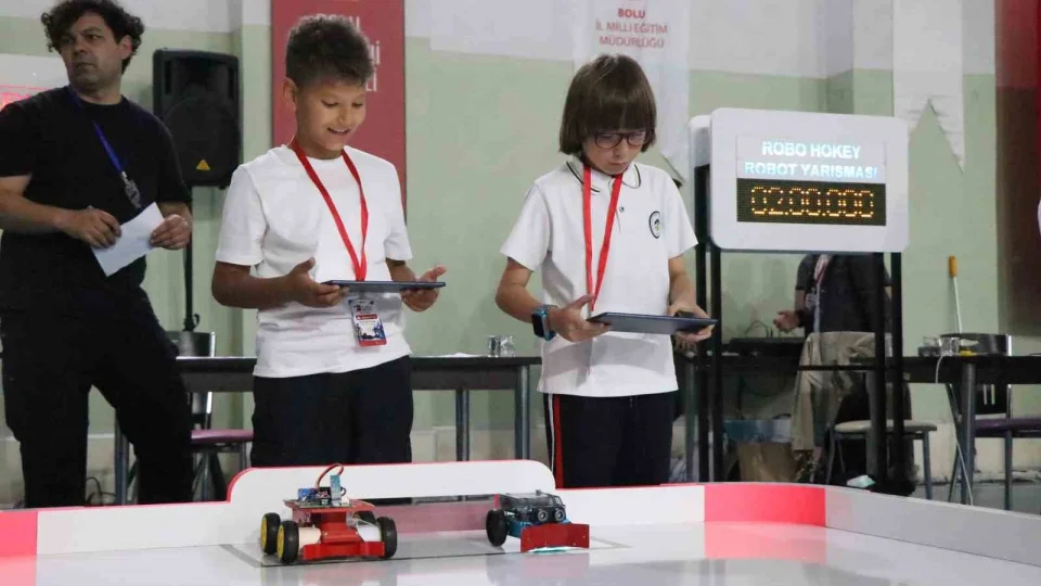 Bolu'da öğrenciler tasarladıkları mini robotlarla yarıştı