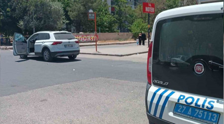 Boşanma aşamasındaki karısını ve kayınpederi araç içinde katletti