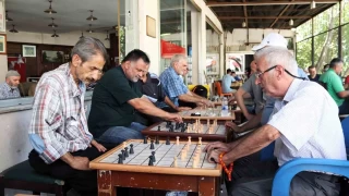 Bu kıraathanede çeneler değil beyinler çalışıyor