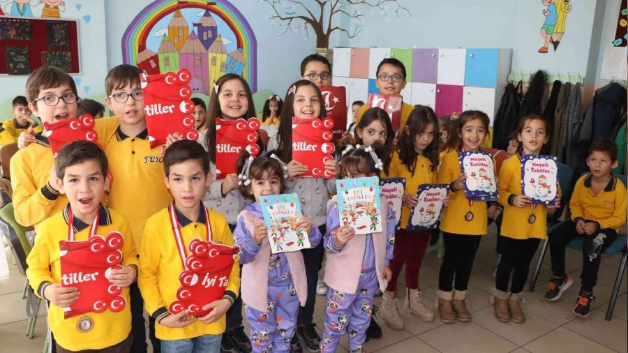 Bu okulda 18 ikiz öğrenci karne heyecanı yaşadı
