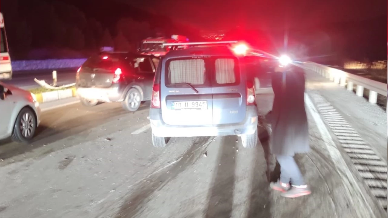 Burhaniye'de zincirleme kaza: 6 yaral�