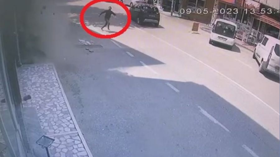 Bursa'da 4 katl� bina y�k�m s�ras�nda ��kt�, enkaz�n alt�nda kalmaktan son anda kurtuldu