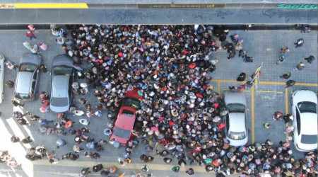 Bursa'da alışveriş çılgınlığı...Birbirlerini ezdiler