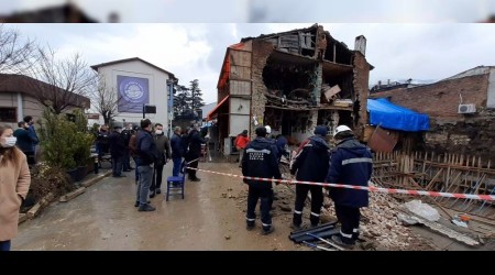 Bursa'da kafe büyük gürültüyle çöktü, facianın eşiğinden dönüldü
