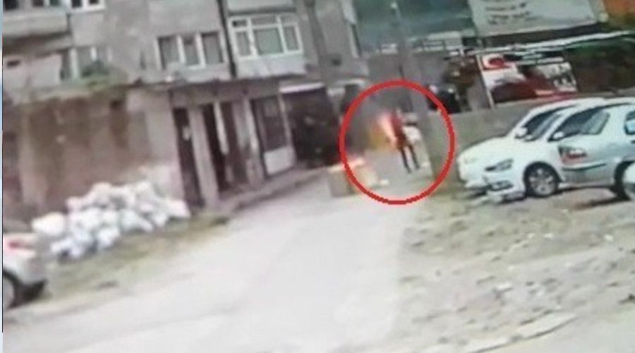 Bursa'da �zerine benzin d�k�p kendini ate�e veren gen� kurtar�lamad�
