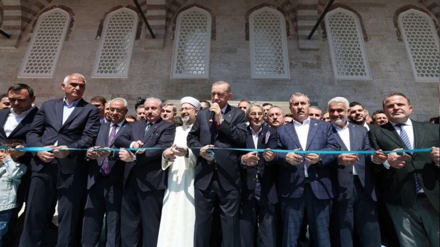 Camide AKP mitingi ve Diyanet polemi�i