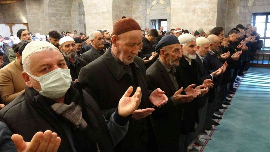 Camilerde kar ve yağmur duası