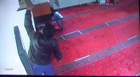 Camiye giren hırsız kıskıvrak yakalandı