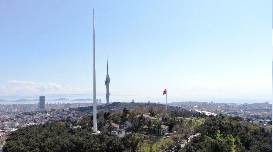 �aml�ca Tepesi'ne dikilen T�rkiye'nin en uzun bayrak dire�i 