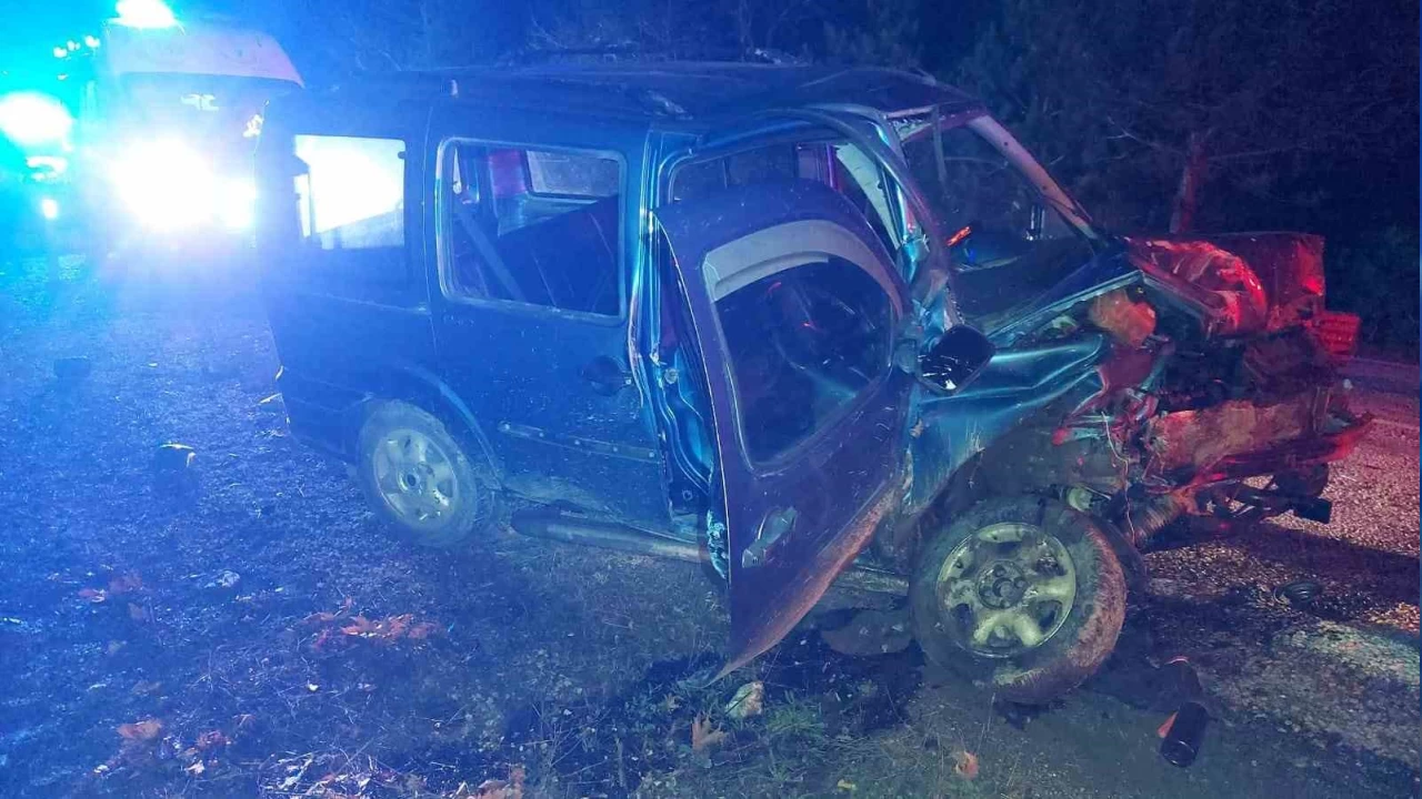 �anakkale'de iki ara� kafa kafaya �arp��t�: 1 �l�, 3 yaral�