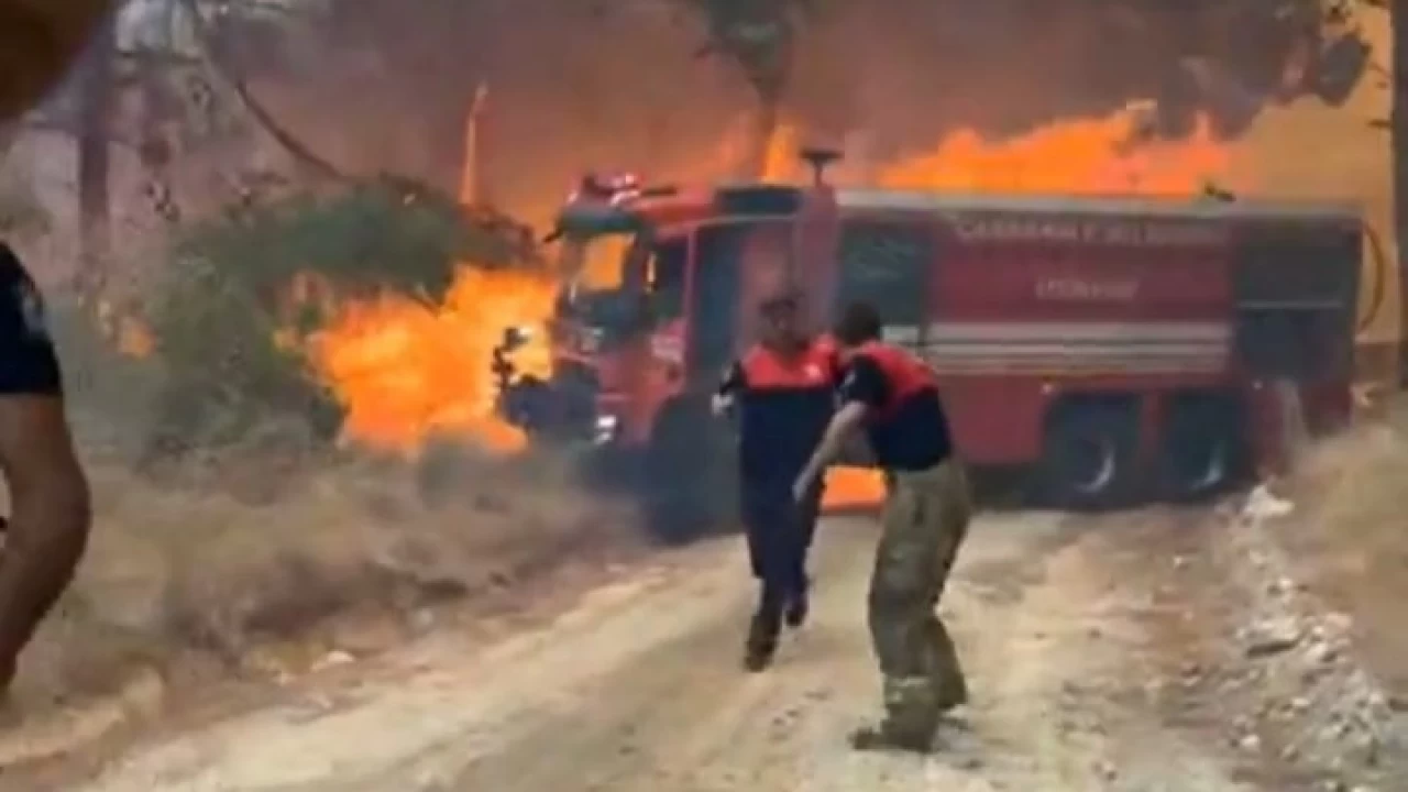 Çanakkale'de yanan itfaiye aracı hurdaya döndü
