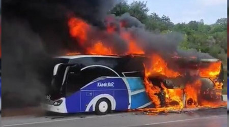Çanakkale'de yolcu otobüsü alev alev yandı