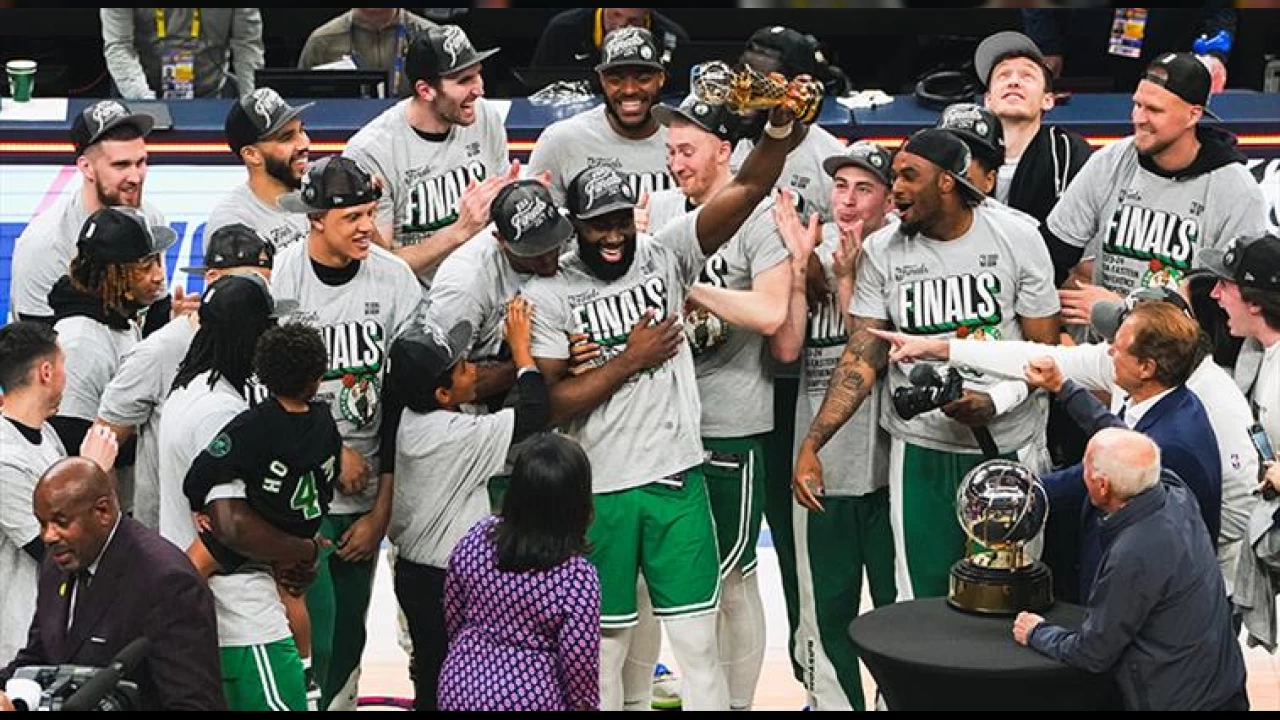 Celtics gövde gösterisi ile finale yükseldi