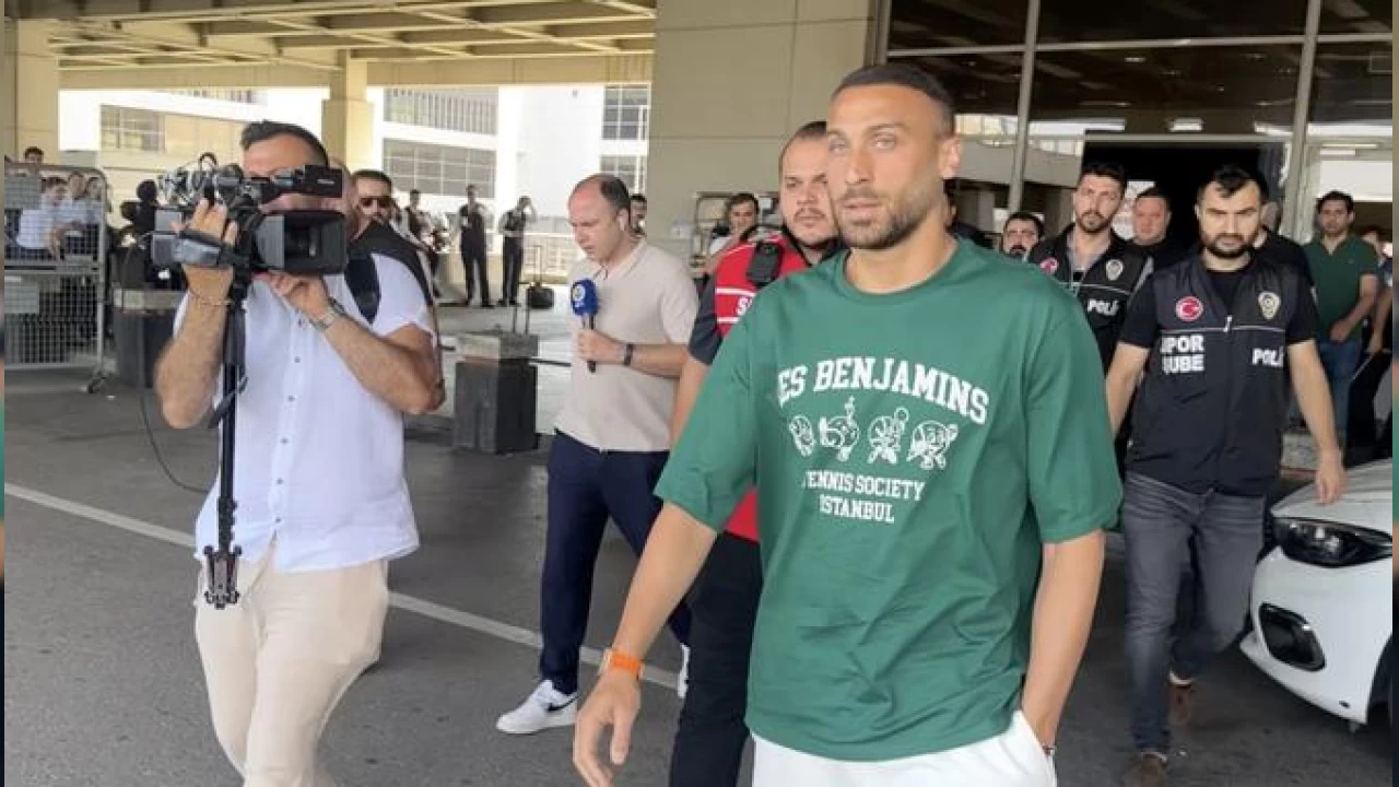 Cenk Tosun imza için geldi