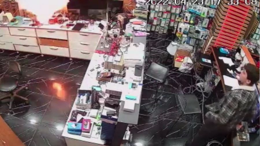Cep telefonu bir anda alev aldı