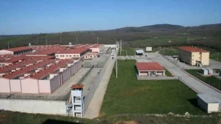 Cezaevi ko�u�unda bir tutuklu �l� bulundu