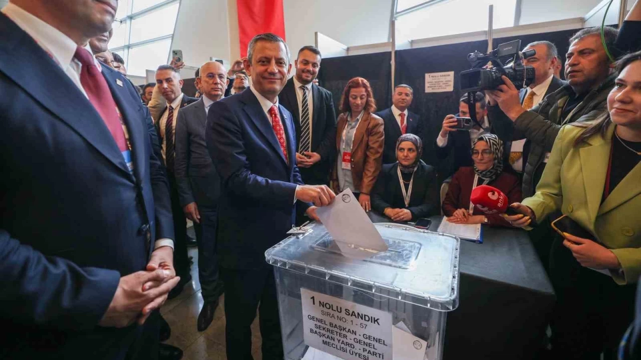CHP 21. Olaanst Kurultay'nda genel bakanlk iin oy verme ilemi tamamland