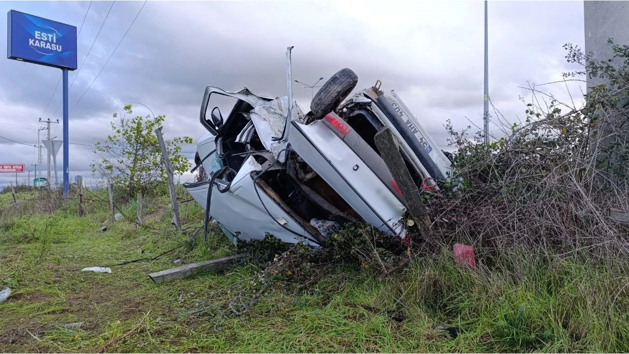 Ciple çarpışan otomobil hurdaya döndü