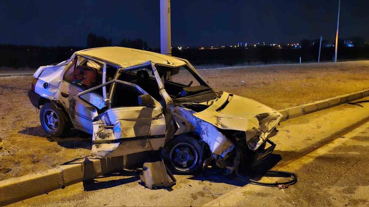 �orum'da otomobil ile kamyon �arp��t�: 2 �l�