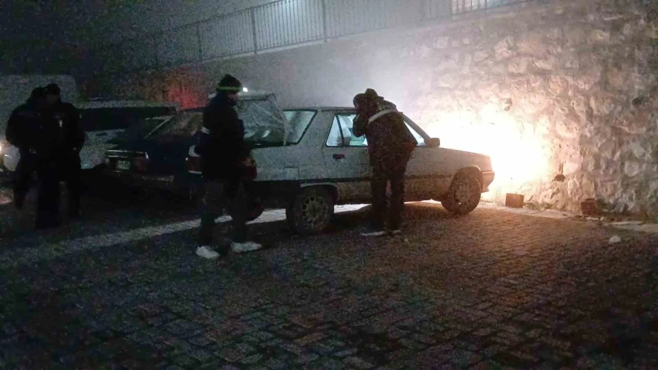 �orum'da park halindeki otomobil kur�unland�