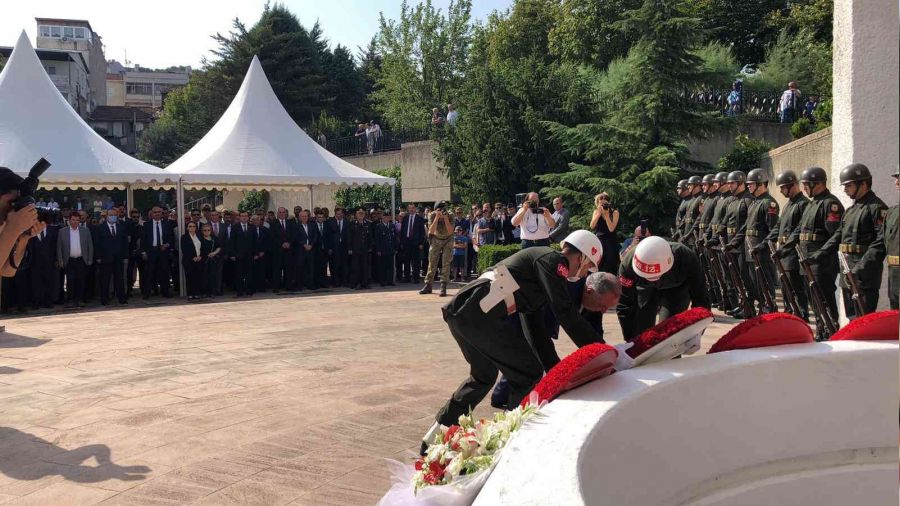 Cumhurba�kan� Celal Bayar mezar� ba��nda an�ld�