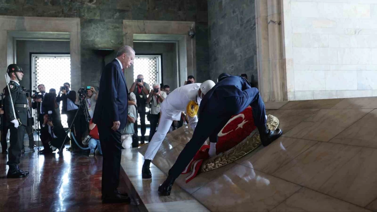 Cumhurbaşkanı Erdoğan, 30 Ağustos dolayısıyla Anıtkabir'i ziyaret etti