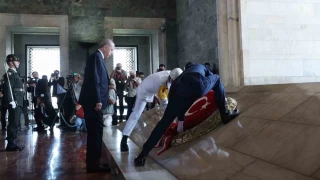 Cumhurbaşkanı Erdoğan, 30 Ağustos dolayısıyla Anıtkabir'i ziyaret etti
