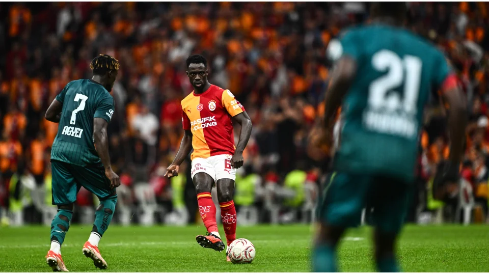 Davinson Sanchez profesyonellik dersi veriyor