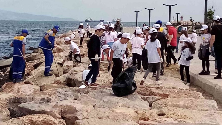 Denizden bir ton çöp çıktı