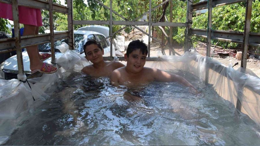 Denize gidemeyince, r�morku havuza �evirdi