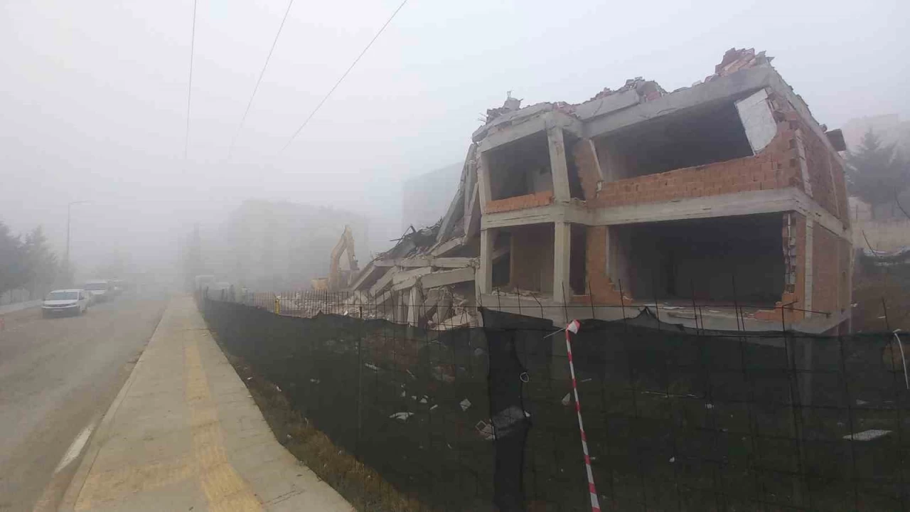 Depreme dayan�ks�z bina saniyeler i�inde y�k�ld�