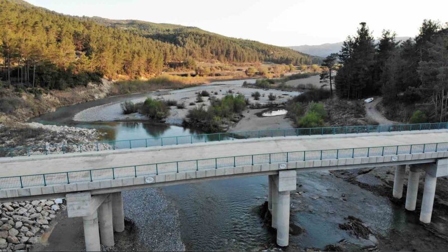 Derenin ay�rd��� 2 mahalle 50 metrelik mesafede orucu 3 dakika arayla a��yor