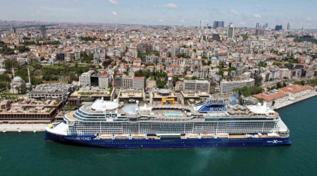 Dev kruvaziyerler Galataport'a demirledi