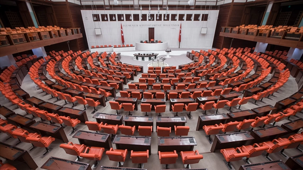 Devlet memurlarına ilişkin düzenlemeleri de içeren kanun teklifi, TBMM'de