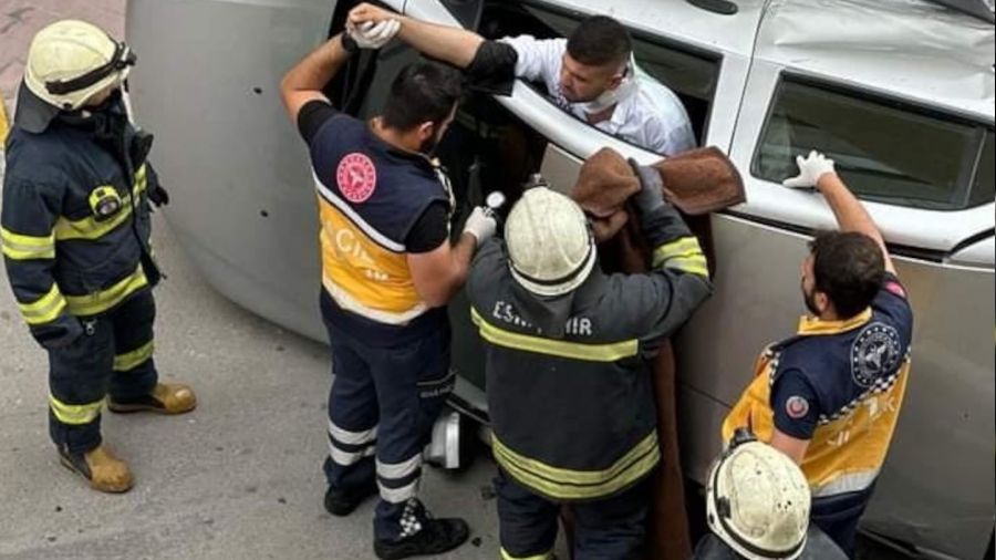 Devrilen aracın ön camından yürüyerek böyle çıktılar