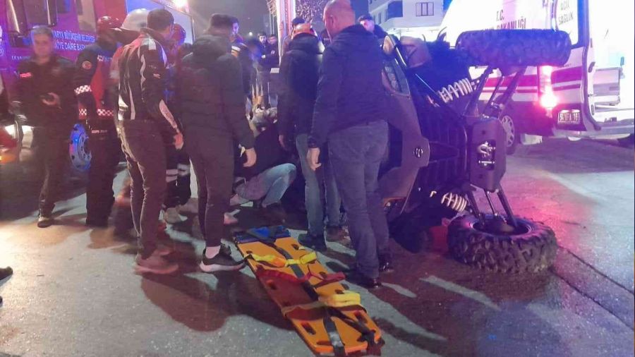 Devrilen UTV'nin altında kalan iki kişi yaralandı