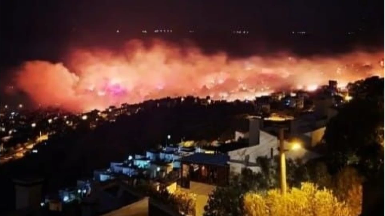 Dikili'deki yangn evlere srad...