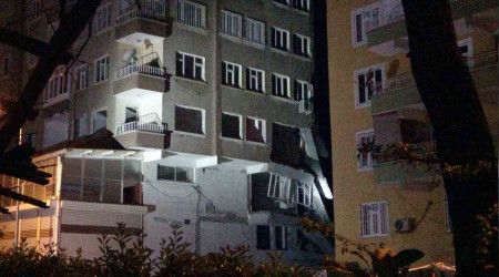 Diyarbakr'da ar hasarl binann bir blm kt