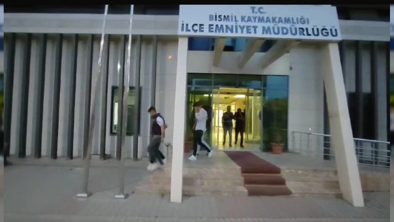 Diyarbak�r'da bir kad�n, evinde kald��� ki�inin m�stehcen g�r�nt�lerini �ekerek 10 milyon istedi