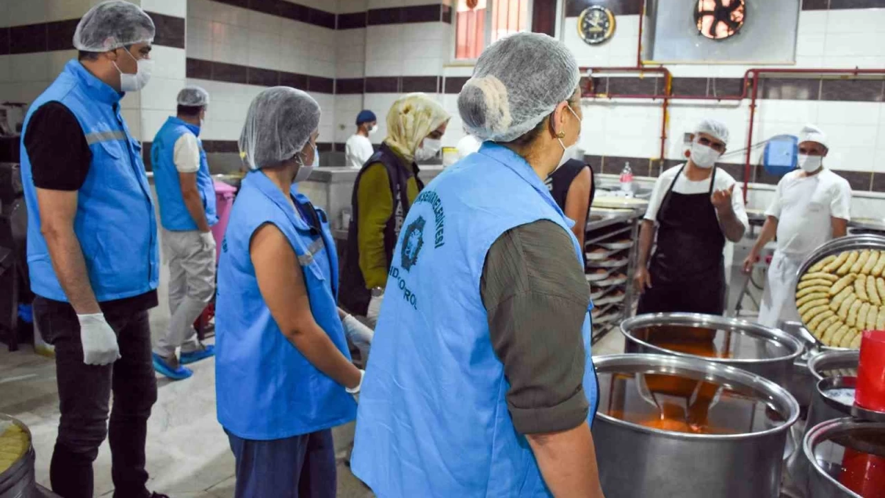 Diyarbak�r'da yakla��k 1 ton sa�l�ks�z �r�n imha edildi