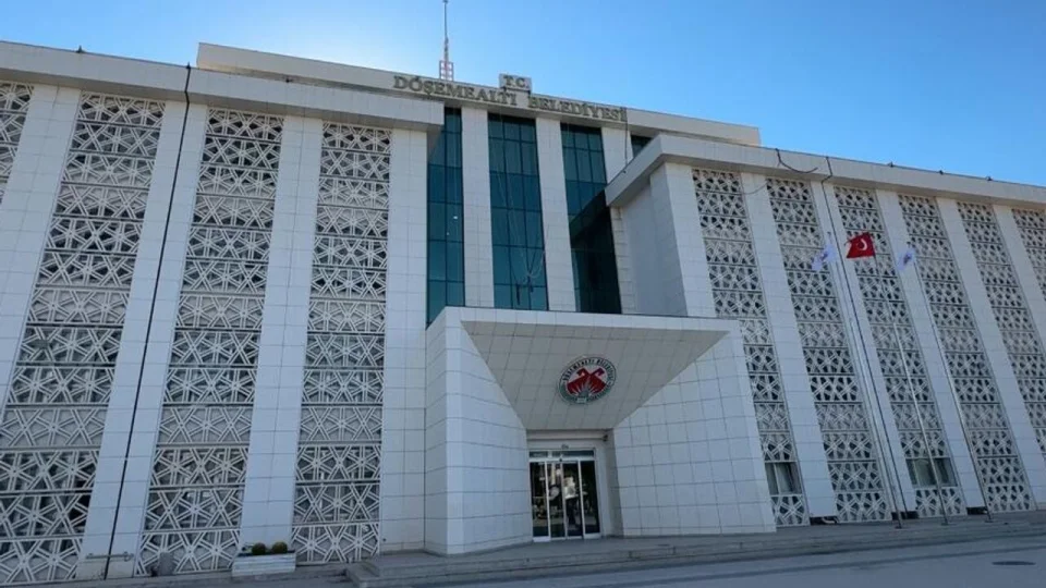 D��emealt� Belediyesi'ne 'yolsuzluk' operasyonu: 10 g�zalt�