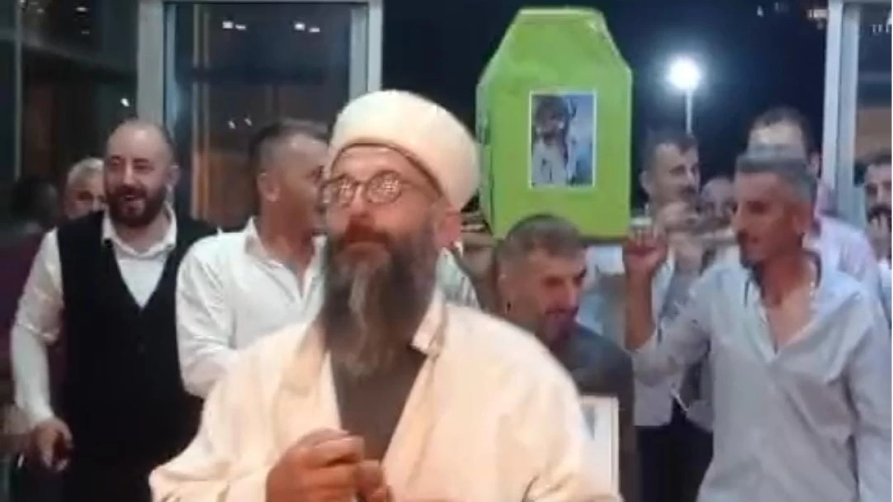 D���n salonuna tabutla girdiler