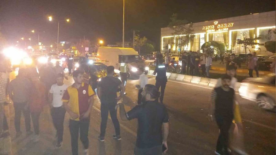 D���nden ��kan �ifte otomobil �arpt�: 1 �l�, 1 yaral�