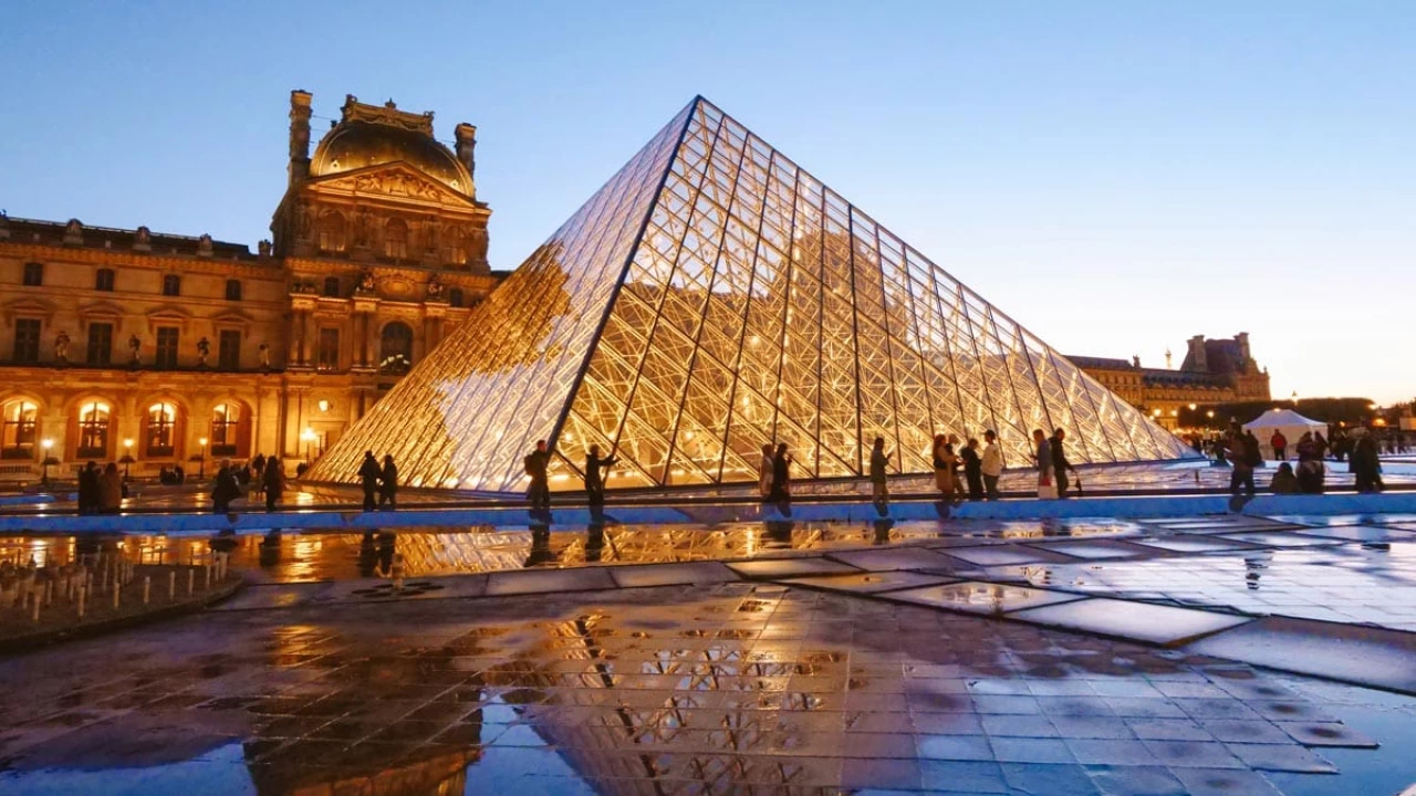 Dünyanın en büyük müzesi Paris'te bulunuyor